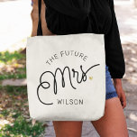 Future MRSufer Bride Modernes Script Gold Name Tragetasche<br><div class="desc">Diese moderne Tote-Tasche mit minimalistisch lässigem Chic-Skript-Kalligraphie-Design,  die DIE ZUKUNFT MRS liest,  sowie Ihr individuelle Name mit klaren Linien zu einem eleganten und raffinierten Aussehen. Der schlichte Stil mit den kleinen,  bedruckten Details des Goldenen Herzens verleiht Ihrem Hochzeitstag eine Touch Eleganz.</div>