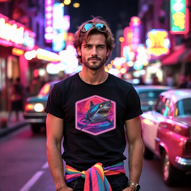 Futuristischer Haiangriff T-Shirt (Von Creator hochgeladen)