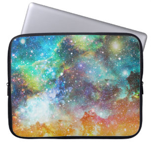 Futuristischer Raum, nebeliger Hintergrund. Laptopschutzhülle