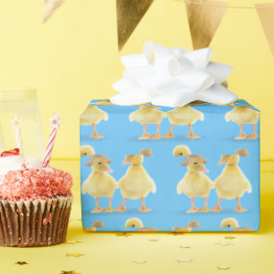 Fuzzy Duckling Couple auf blau Geschenkpapier