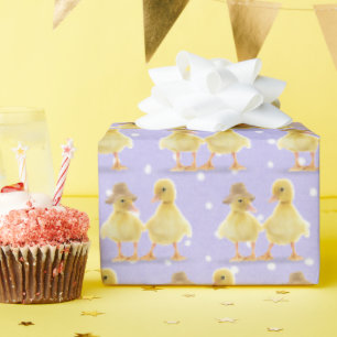 Fuzzy Duckling Couple auf Polka Docks Geschenkpapier