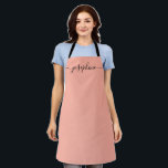 Fuzzy Peach Trendy Elegant Skriptname Schürze<br><div class="desc">Sie Liebe eine personalisierte Schürze,  während sie diese Goodies backt,  köstliche Geschirr kocht oder mit ihren Pflanze arbeitet. Ein perfektes Geschenk,  um ihre Talente zu fördern. Schwarzes Skript für den Namen mit langjährigen Schwanz-Verzierungen. Unscharfe Pfirsichfarbe.</div>