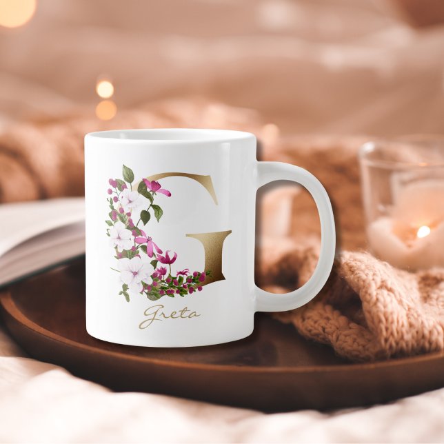 G Letter Gold Monogram |White Magenta Green Floral Jumbo-Tasse (Von Creator hochgeladen)