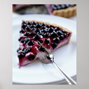 Gabel, die Heidelbeerkuchen auf Platte schneidet Poster