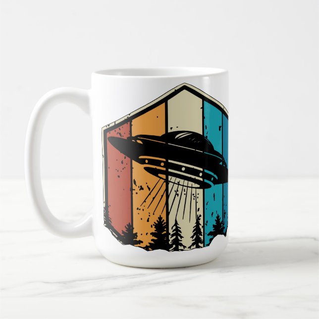 Galaktische Rückkopplung: UFO steigt über den Retr Kaffeetasse (Links)