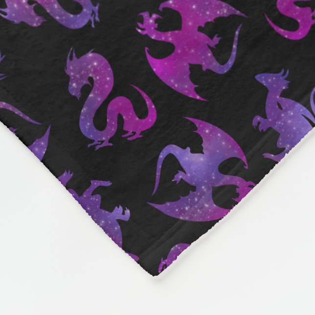 Galaxie-Drache in Lila und rosa Fleecedecke (Ecke)