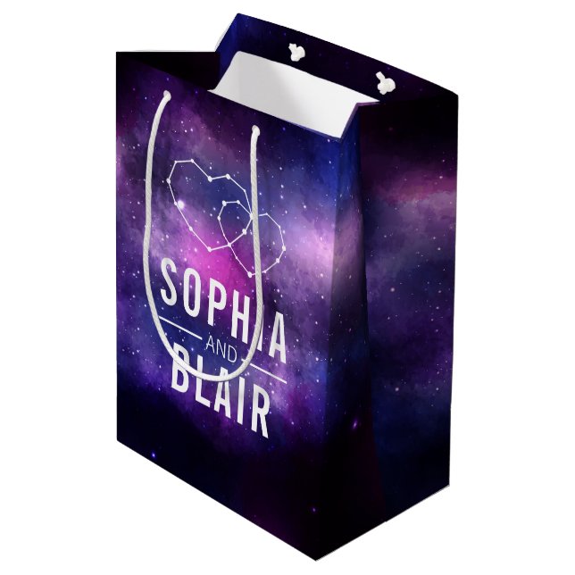 Galaxy Hearts Constellation Wedding Personalisiert Mittlere Geschenktüte (Rückseite Schrägansicht)
