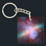 Galaxy M82 Schlüsselanhänger<br><div class="desc">Dieses Bild zeigt eine atemberaubende Sicht auf eine Sternexplosion Galaxie, die von Weltraumteleskopen produziert wird. M82 ist eine Galaxie, die etwa 12 Millionen Lichtjahre von der Erde entfernt ist und einen Ausbruch der Sternenbildung durchmacht. Die Röntgenbilder von Chandra (blau) zeigen, wie Gas von der Scheibe der Galaxie weggesprengt wird, da...</div>