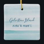 Galveston Island Ornament<br><div class="desc">Die wunderschöne,  hellblaue Ober Wasserfarbe hebt die Längen- und Breitenkoordinaten von Galveston Island,  Texas hervor.</div>