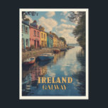 Galway Ireland Retro Irish Sehenswürdigkeit Postkarte<br><div class="desc">Feiern Sie den Charme Irlands mit diesem Vintagen Galway Reiseplakat. Dieses Retro-Design, das von den berühmten Sehenswürdigkeiten und der lebendigen Kultur von Galway inspiriert wurde, eignet sich hervorragend für irische Kulturfreunde, Reisende und Liebhaber klassischer europäischer Dekoration. Dieses Plakat eignet sich ideal für Zuhause, Bürowände oder Kneipenmauern und erweckt die zeitlose...</div>