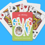 Game ON! Foto Niedlich und farbenfroh Spielkarten<br><div class="desc">Dieses niedliche Foto-Design ist in kräftigen Primärfarben gehalten und enthält den Text "GAME ON". Variationen dieses Designs sowie der Koordinationsprodukte sind in unserem Shop, zazzle.com/store/doodlelulu, erhältlich. Kontaktieren Sie uns, wenn Sie dieses Design für ein bestimmtes Produkt verwenden möchten, um Ihr eigenes, einzigartiges Passwort zu erstellen! Vielen Dank, dass Sie ein...</div>