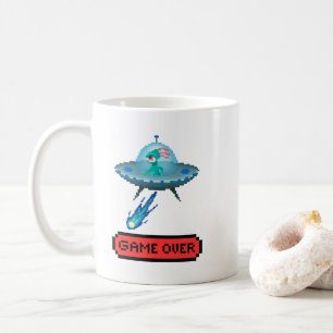 'Game Over' Alien fliegt UFO-Raumschiff, Pixel-Art Kaffeetasse