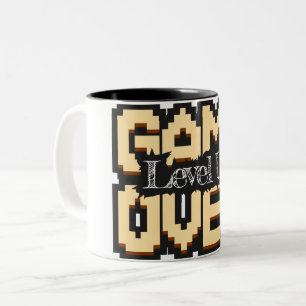 Game Over, Level Up: Pixelated Retro Game Welt Zweifarbige Tasse