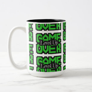 Game Over, Level Up: Retro-Pixel-Sandbox-Abenteuer Zweifarbige Tasse