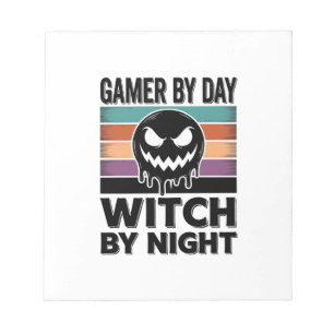 Gamer bei Tag, Hexe bei Nacht Retro-Halloween-Desi Notizblock