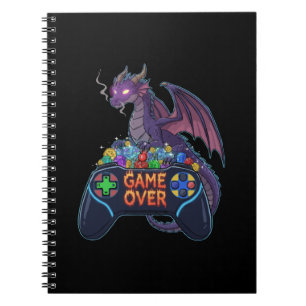 Gamer Drache bewacht RPG-Würfelhort bei "Game Over Notizblock