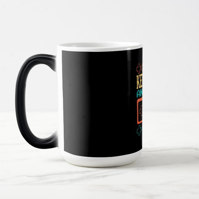 Gamer-Geschenk Behalte Ruhe und Spiel Verwandlungstasse (Links)