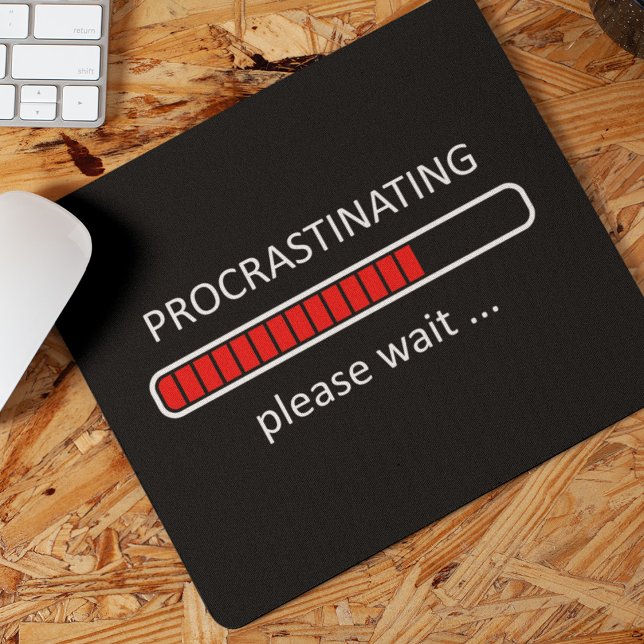 Gamer-Mauspad - Prokrastination Bitte Warten Mousepad (Von Creator hochgeladen)