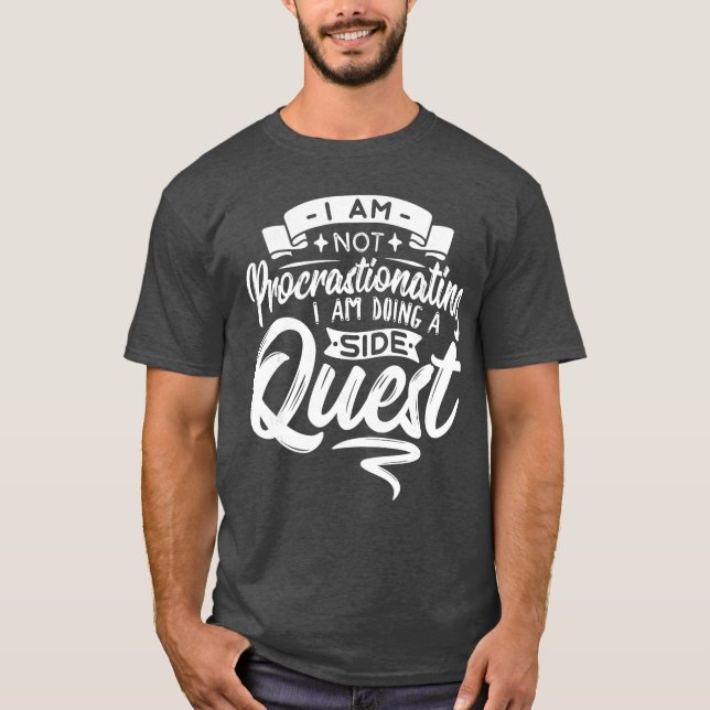 Gamer Procrastinating Doing A Side Quest Procrasti T-Shirt (Vorderseite)