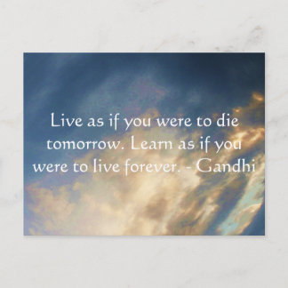 Gandhi Wisdom Zitat mit blauen Himmelswolken Postkarte