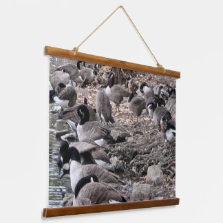 Gänse im Park Holzwandteppich mit Baumwipfeln Wandteppich Mit Holzrahmen