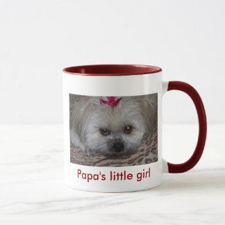 Gänseblümchen als kleines Mädchen des Papas Tasse