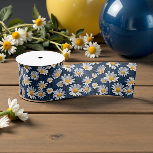 Gänseblümchen auf blauem Denim-Geburtstag Satinband