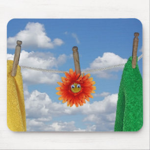 Gänseblümchen und Handtücher auf der Wäscheleine Mousepad