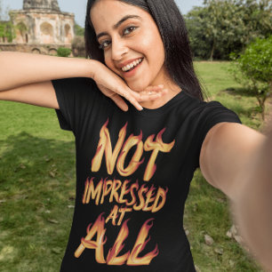 Ganz und gar nicht beeindruckt - Blazing Typografi T-Shirt