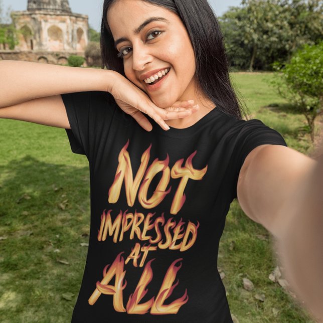 Ganz und gar nicht beeindruckt - Blazing Typografi T-Shirt (Von Creator hochgeladen)