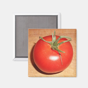 Ganzes Rotes Tomat auf Holzschneidemaschine Magnet