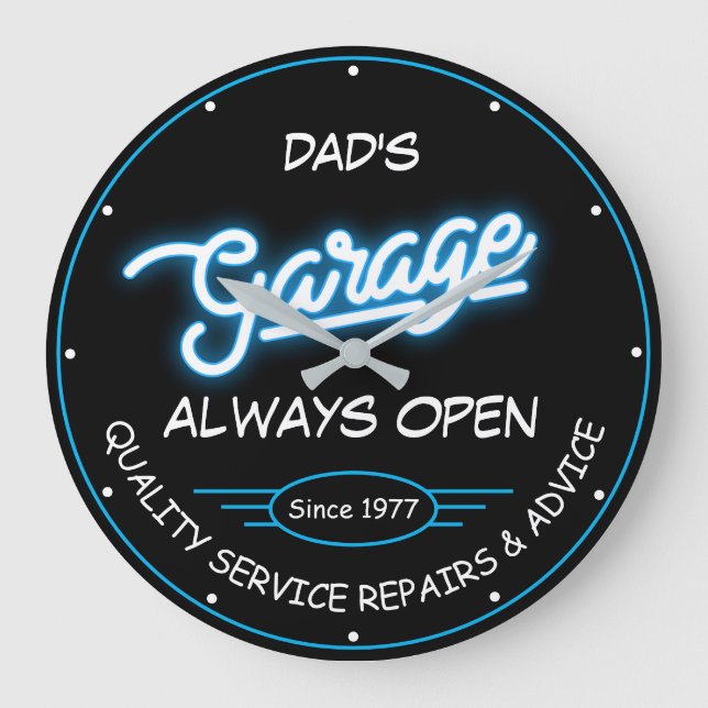 Garage Dad's or Any Name and Date White Blue Cool Große Wanduhr (Vorderseite)