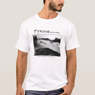 Garçon courant dans le T-shirt de dunes
