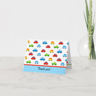 Garçon d'enfant plié par camions de cartes de note