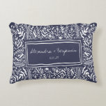 Garden Floral in Blue Border Personalisiert Weddin Dekokissen<br><div class="desc">Garten Blütenblüte an der Personalisierten Grenze Hochzeitsakzent Kissen</div>