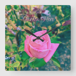 Garden Here Pink Rose Sign Quadratische Wanduhr