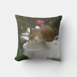 Garden Snail et White Carnation Coussin