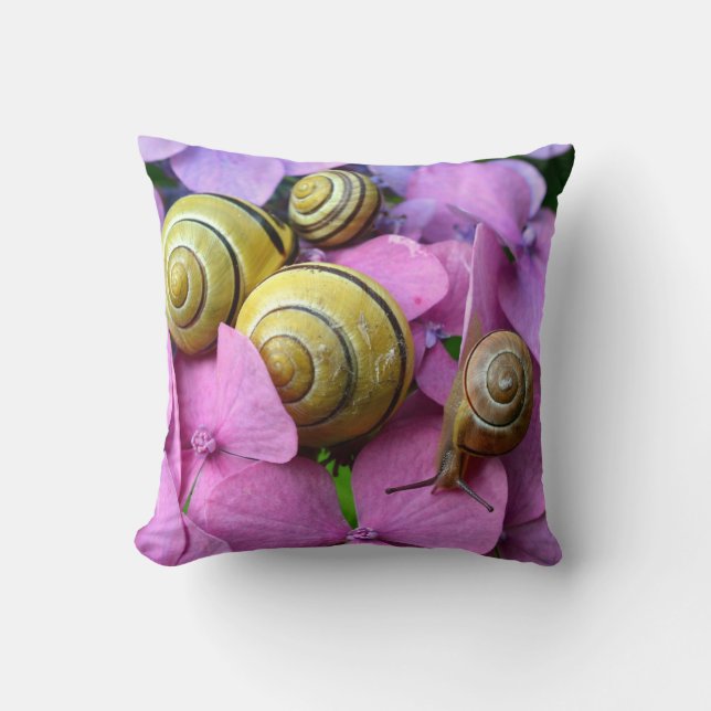 Garden Snails auf rosafarbenen Blume Kissen (Vorderseite)