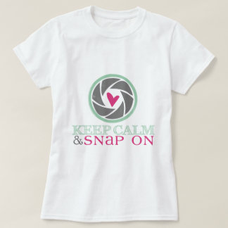 Gardez le calme et cassez sur le T-shirt de dames