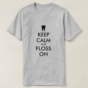Gardez le calme et la soie dentaire sur un t-shirt