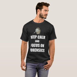 Gardez le calme et le foyer sur le T-shirt de