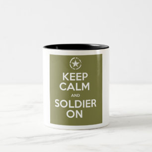 Gardez le calme et le soldat sur la tasse