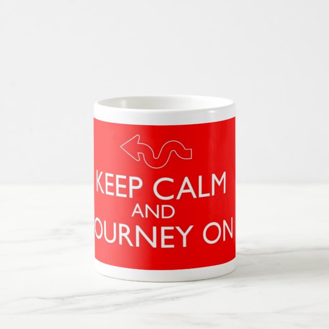 Gardez le calme et le voyage sur le café / thé Mug (Centre)