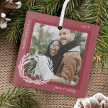 Garland Wreath Couple Monogram Foto Christmas Ornament Aus Glas<br><div class="desc">Elegantes und modernes personalisiertes Monogramm und Foto. Unser personalisiertes Schmuckstück zeigt unser handgezeichnet Wintergartendesign mit Monogramm,  Foto,  Gruß und Paarnamen. Verteilen Sie die Liebe und jubeln Sie in dieser Urlaubssaison mit diesem wunderschönen personalisierten Paare-Ornament. Entwurf des Moodthology Papers</div>