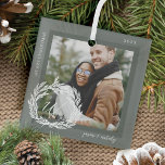 Garland Wreath Couple Monogram Foto Christmas Ornament Aus Glas<br><div class="desc">Elegantes und modernes personalisiertes Monogramm und Foto. Unser personalisiertes Schmuckstück zeigt unser handgezeichnet Wintergartendesign mit Monogramm,  Foto,  Gruß und Paarnamen. Verteilen Sie die Liebe und jubeln Sie in dieser Urlaubssaison mit diesem wunderschönen personalisierten Paare-Ornament. Entwurf des Moodthology Papers</div>