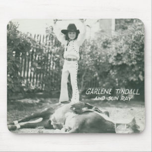 Garlene Tindall stehend auf einem Trickpferd Mousepad