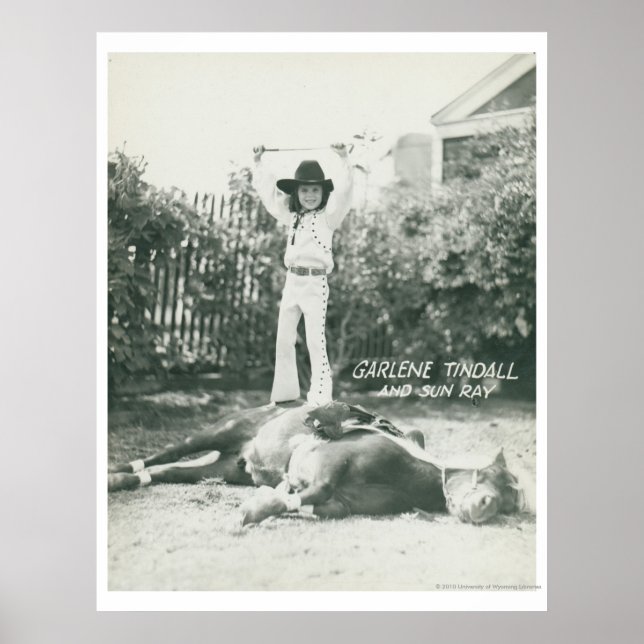 Garlene Tindall stehend auf einem Trickpferd. Poster (Vorne)