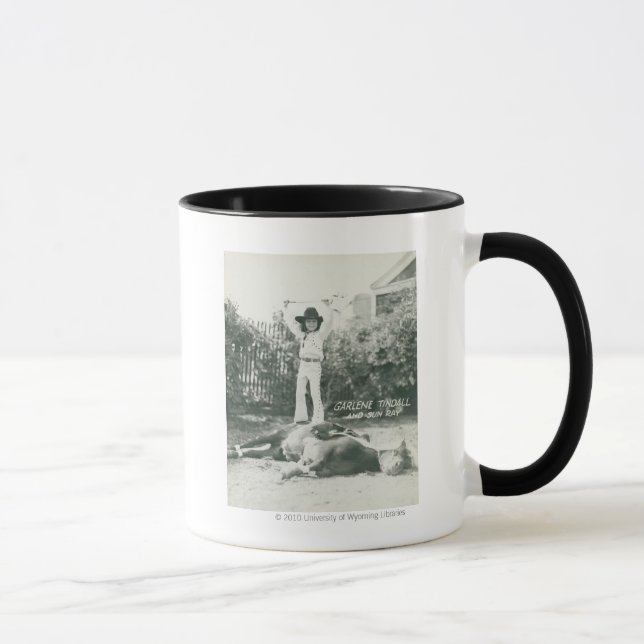 Garlene Tindall stehend auf einem Trickpferd Tasse (Rechts)