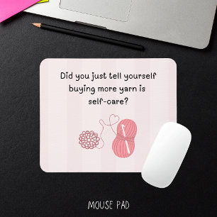 „Garn kaufen ist Selbstfürsorge“ Lustiges Strick-M Mousepad