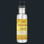Garrafa de Água Edelstahlflasche<br><div class="desc">Garrafa de água com tons de dourado e personalizável ! Você pode trocar o nome pelo nome de quem você ama! Motivacional, as gavinhas são símbolo de superação e de crescimento. Design desenvolvido a partir de foto autoral, de gavinhas. Foto feita no Brasil</div>